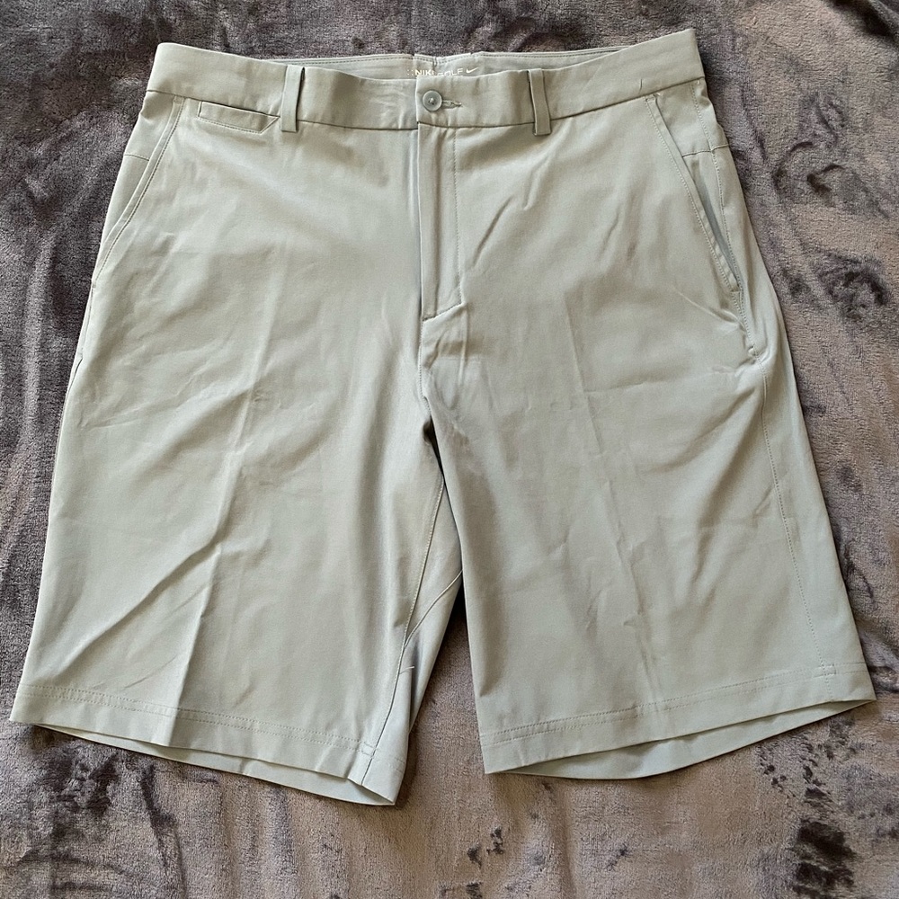 Men’s grey Nike golf shorts, Size 34